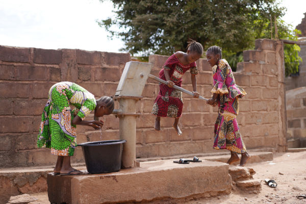 Bambine che bevono a un pozzo, Obuasi, Ghana