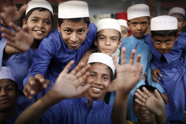 Bambini fuori da una moschea, Khulna, Bangladesh