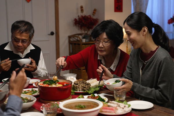 Famiglia cinese che celebra il capodanno