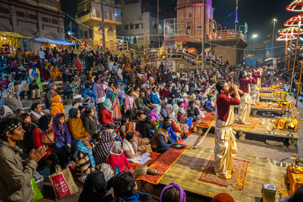 Rituale induista sul fiume Gange nella città di Rishikesh, India