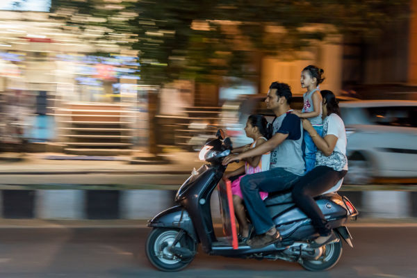 Famiglia di quattro persone su uno scooter, Mumbai, India