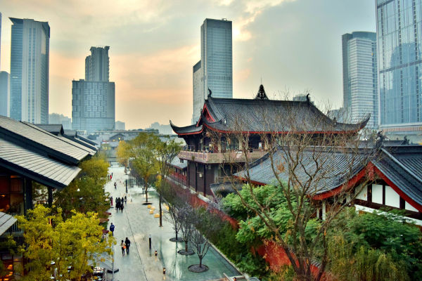 Edifici tradizionali accanto ai grattacieli a Chengdu, Cina