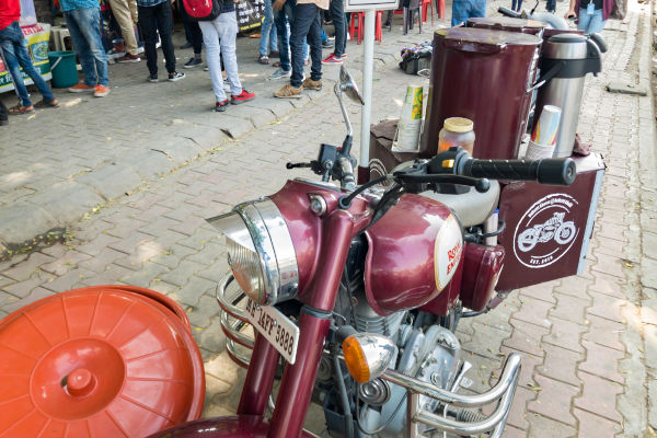 Moto trasformata in un bar, Delhi, India