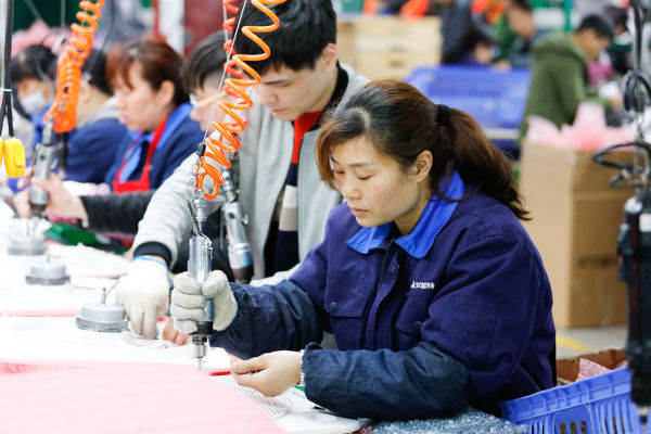 Persone che lavorano in una fabbrica in Cina