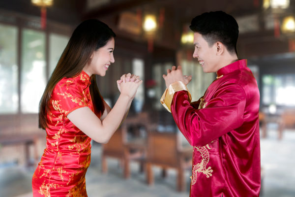 Coppia cinese con abiti tradizionali rossi