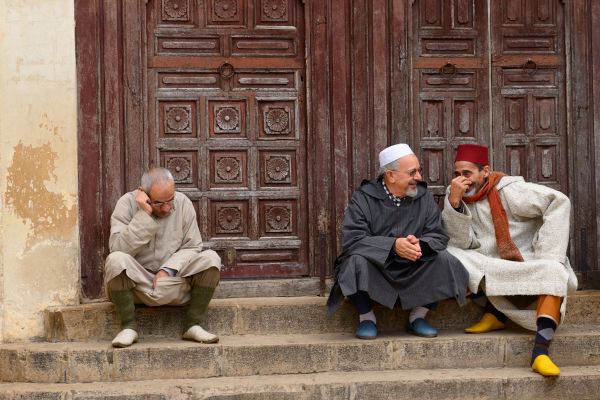 Gruppo di uomini marocchini che conversa
