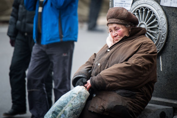 Donna nella piazza Majdan Nezaležnosti a Kiev, Ucraina