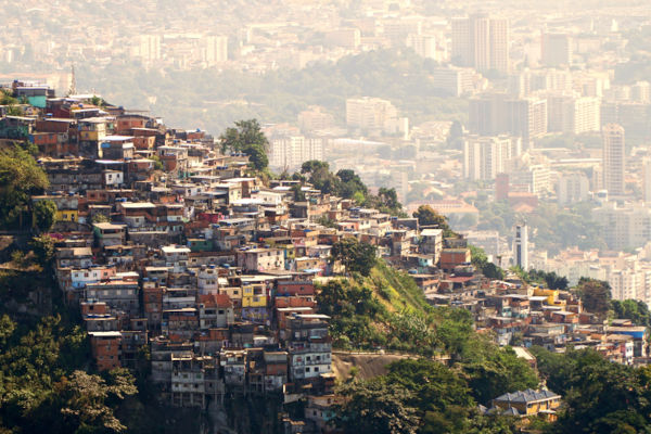 Favelas e grattacieli a Rio de Janeiro, Brasile