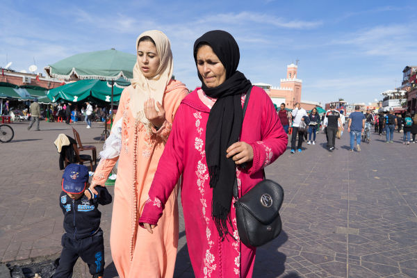 Donne che passeggiano insieme in un Souk del Marocco