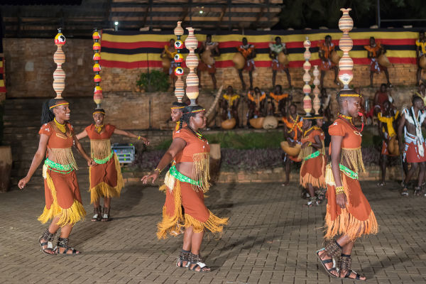 Danza tradizionale in una tribù dell’Uganda