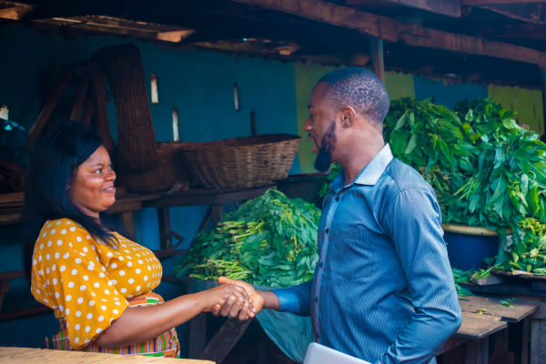 Stretta di mano tra due amici a Ibadan, Nigeria