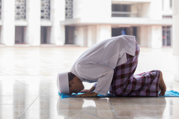 Ragazzo musulmano che prega