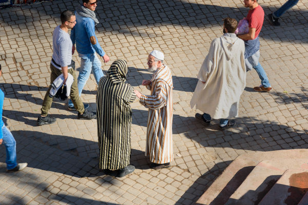 Uomini che parlano in centro a Marrakech