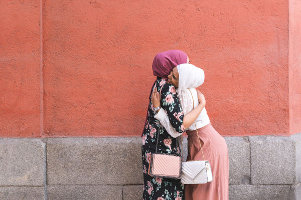 Donne marocchine che si abbracciano