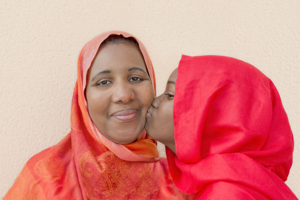 Donne marocchine che si baciano